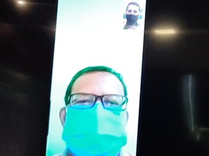 Beri Motivasi, Wali Kota Probolinggo Video Call Pasien Positif Corona
