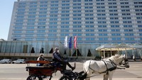 Dalam sehari, Gerzabek dan akwan-kawan bisa mengantar 200-300 makanan yang disiapkan hotel. Mereka secara bergilir mengantar ke rumah-rumah lansia dan juga untuk staff medis di rumah sakit terdekat. (REUTERS/Leonhard Foeger)