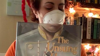 Jangan lupa bubuhkan tagar #BookFace. Foto: sadanduseles