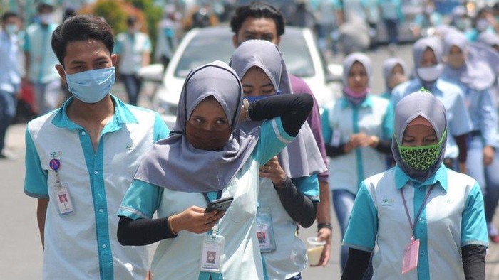 Virus corona: Gelombang PHK di tengah pandemi Covid-19 diperkirakan mencapai puncak bulan Juni, Kartu Prakerja dianggap tak efektif