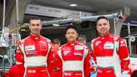 David cukup eksis di Instagram dan kerap memamerkan momen-momen menarik. Salah satunya ketika ia bersama Rio Haryanto bertanding di Shanghai. Foto: instagram davidtjipto
