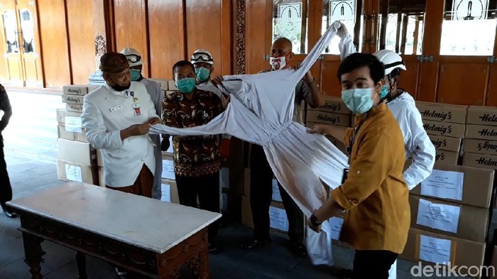 Gibran sumbang 1.200 APD dan vitamin ke Pemkot Solo, Kamis (9/4/2020).
