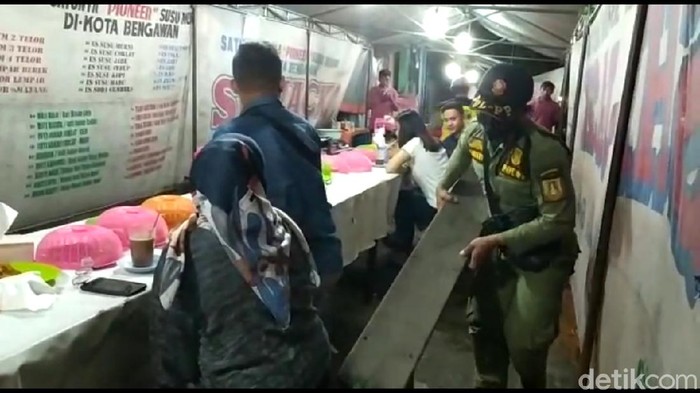 Petugas Satpol PP Solo angkut kursi warung tenda