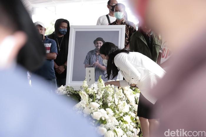 Mutia Ayu di pemakaman Glenn Fredly