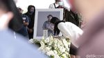 Salam Perpisahan Mutia Ayu di Makam Glenn Fredly