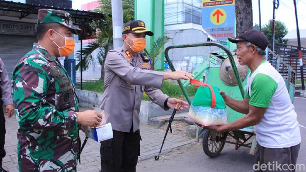 Polisi TNi juga membagi sembako