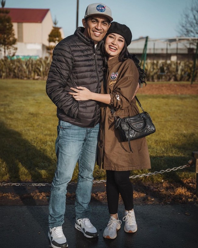 Ketika Gewa sudah dewasa nanti dan mengerti, Gewa pasti akan berkata “Gewa Bangga menjadi anak Perempuan Ayah”. Tuhan selalu jaga Kami 🌹I love you🌹 @glennfredly309 hari ini pas 40Hari pasca lahiran, tulis Mutia Ayu. Foto: Instagram/@mutia_ayuu, @glennfredly309