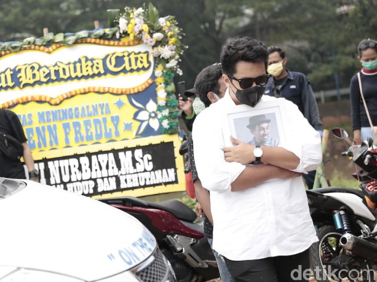 Potret Duka di Pemakaman Glenn Fredly