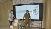 Bantuan diterima oleh Ketua Pokja Donasi RSUP Sulianto Suroso Dr Siti Pratiekauri,Sp.ParK, Direktur Perencanaan, Organisasi dan Umum RSUP Persahabatan dr. Yudhaputra Tristanto, M.Kes, Dirpoum dan Kasub Instalyanmatkes Instalasi Farmasi RSPAD Gatot Subroto Letkol Dra. Vinsensia Norma Uli Munte, Apt. Bantuan tersebut merupakan wujud kepedulian Mandiri Syariah ditambah donasi nasabah dan pegawai yang terkumpul melalui aplikasi Mandiri Syariah Mobile (MSM).