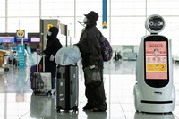 Berbagai aturan menangkal penyebaran Corona membuat sebagian besar manusia tinggal di rumah. 
Tinggal robot-robot yang menggantikan sebagian tugas manusia.