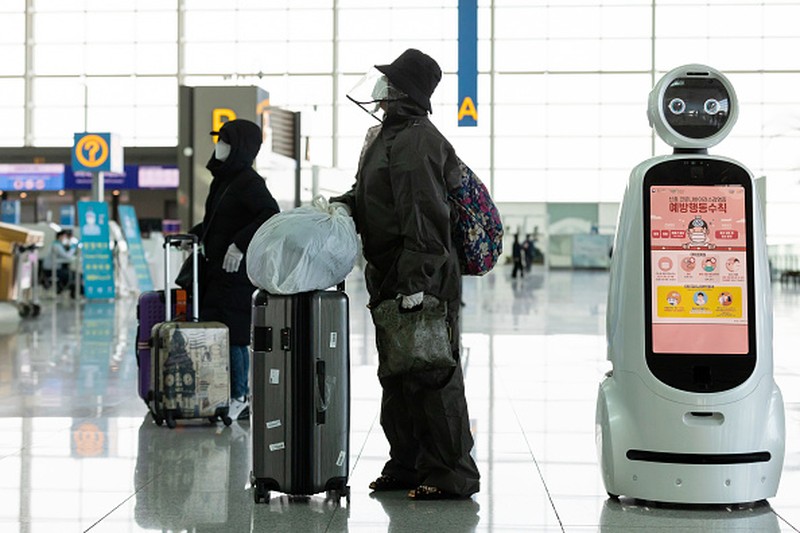 Berbagai aturan menangkal penyebaran Corona membuat sebagian besar manusia tinggal di rumah. 
Tinggal robot-robot yang 'menggantikan' sebagian tugas manusia.