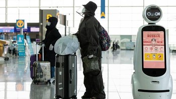 Robot memantau pergerakan manusia di Bandara Incheon, Korsel (9/3/2020). SeongJoon Cho/Bloomberg via Getty Images