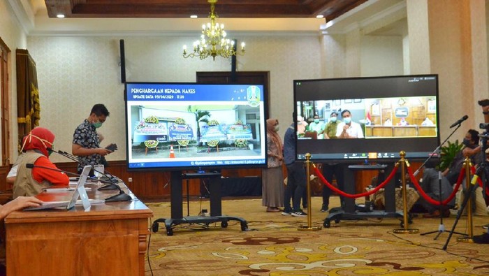 Gubernur Jawa Timur Khofifah jumpa pers di grahadi