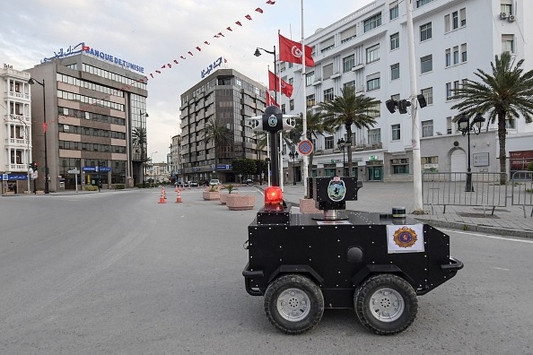 Berbagai aturan menangkal penyebaran Corona membuat sebagian besar manusia tinggal di rumah. 
Tinggal robot-robot yang menggantikan sebagian tugas manusia.