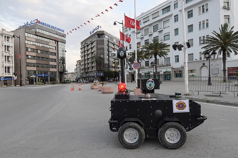 Berbagai aturan menangkal penyebaran Corona membuat sebagian besar manusia tinggal di rumah. 
Tinggal robot-robot yang 'menggantikan' sebagian tugas manusia.