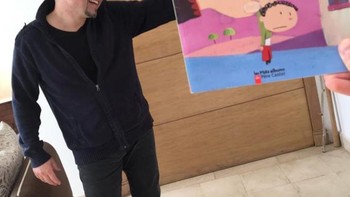 Kamu hanya mengarahkan buku agar sesuai dengan bagian tubuh kamu. Foto: sadanduseles