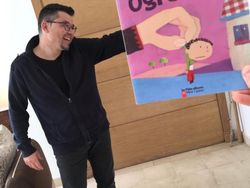 Aksi Kocak Pecinta Buku Atasi Bosan #DiRumahAja