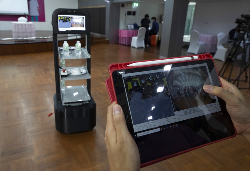 Berbagai aturan menangkal penyebaran Corona membuat sebagian besar manusia tinggal di rumah. 
Tinggal robot-robot yang 'menggantikan' sebagian tugas manusia.