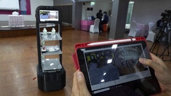 Robot buatan mahasiswa Universitas Chulalongkorn Bangkok ini dapat mengukur suhu pasientanpa harus melibatkan dokter ataupun perawat yang bisa saja terpapar COVID-19. Robot tersebut difoto saat ditunjukan kepada rekan jurnalis, (7/4/2020). AP Photo/Sakchai Lalit