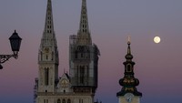 Bulan bersinar di balik Katedral Zagreb di Krosia. ( REUTERS/Antonio Bronic)