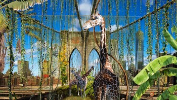 Jerapah di  jembatan Brooklyn seperti model yang berlenggak-lenggok. Foto: via Brainberries