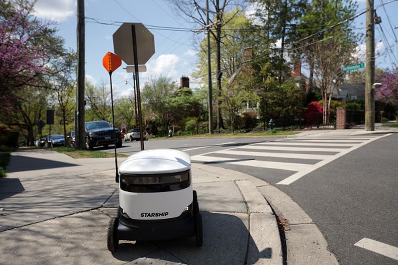 Berbagai aturan menangkal penyebaran Corona membuat sebagian besar manusia tinggal di rumah. 
Tinggal robot-robot yang 'menggantikan' sebagian tugas manusia.