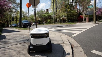 Robot pengiriman Starship Technologies  terlihat di persimpangan jalan dikota Washington DC (8/4/2020). Robot tersebut memberikan layanan pengantaran belanjaan dan makanan ke kompleks dan lingkungan perumahan.  Foto oleh Alex Wong / Getty Images