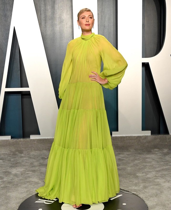 Inilah gaya stylishnya saat hadir di Oscars 2020. Maria tampil mengenakan gaun bervolume dari Valentino.  Foto: Instagram