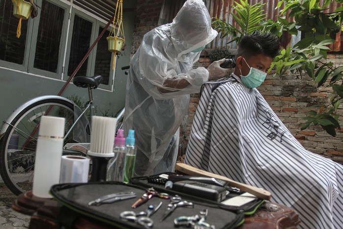 Terima Jasa  Panggilan  Tukang Cukur di Riau Pakai APD Lho