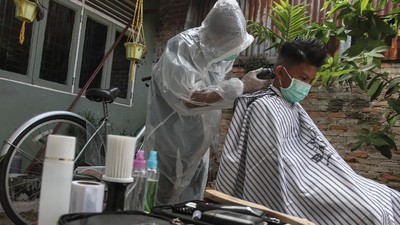Terima Jasa Panggilan, Tukang Cukur di Riau Pakai APD Lho