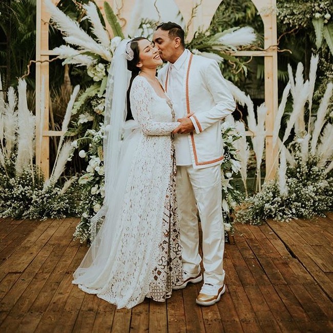 Mutia Ayu dan Glenn Fredly menikah pada 19 Agustus 2019. Keduanya menggelar resepsi di Taman Kajoe, Kemang, Jakarta Selatan.  Foto: Instagram/@mutia_ayuu, @glennfredly309