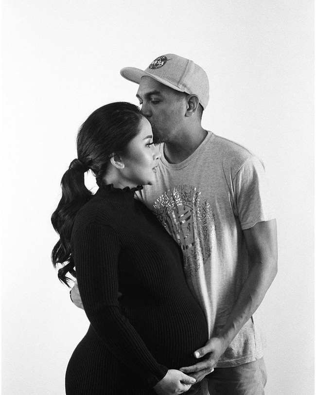 Glenn Fredly memeluk sang istri Mutia Ayu dan perut yang berisi putrinya saat masih berada di dalam rahim. Momen kebersamaan saat anak Glenn masih di dalam perut istrinya ini diunggah almarhum penyanyi legendaris tersebut 10 hari setelah sang bayi lahir ke dunia. Foto: Instagram Glenn Fredly dan Mutia Ayu
