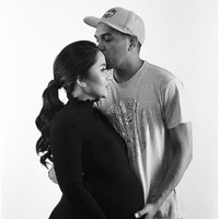 Glenn Fredly memeluk sang istri Mutia Ayu dan perut yang berisi putrinya saat masih berada di dalam rahim. Momen kebersamaan saat anak Glenn masih di dalam perut istrinya ini diunggah almarhum penyanyi legendaris tersebut 10 hari setelah sang bayi lahir ke dunia. Foto: Instagram Glenn Fredly dan Mutia Ayu