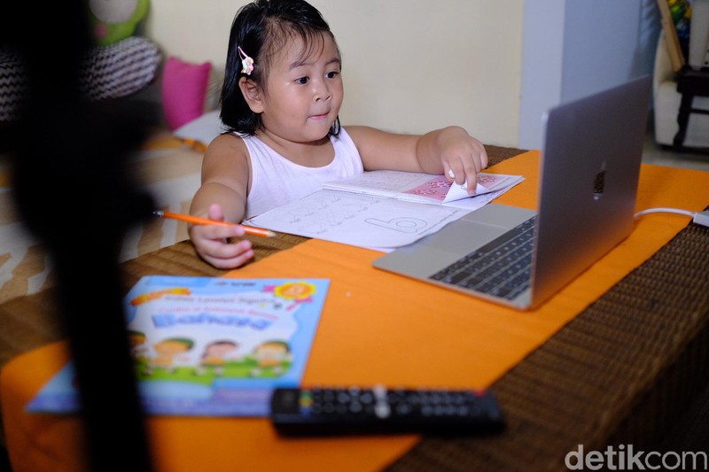 Pemkot Bekasi, Jawa Barat membuat kebijakan pembelajaran di rumah hingga 14 April 2020 untuk mengantisipasi penyebaran virus Corona.