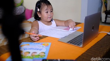 Untuk playgroup, KBM online dilakukan seminggu 3 kali. Unity School merupakan sekolah nasional plus (bilingual English-Bahasa) yang mencampur kurikulum nasional dengan kurikulum Cambridge serta Singapura.