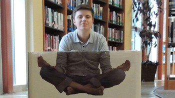 Jadi kamu seolah menyatu dengan gambar yang ada di sampul buku. Foto: sadanduseles