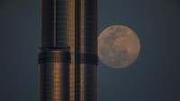 Saat bulan difoto dari gedung tertinggi di dunia, Burj Khalifa, Dubai, UEA. (REUTERS / Christopher Pike)