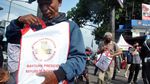 Warga Terdampak COVID-19 Terima Sembako dari Jokowi