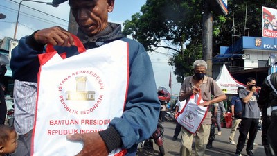 Warga Terdampak COVID-19 Terima Sembako dari Jokowi