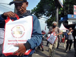 Warga Terdampak COVID-19 Terima Sembako dari Jokowi