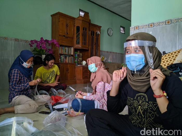 Sebagai bentuk dukungan melawan virus Corona, belasan mahasiswa Institut Teknologi Sepuluh Nopember (ITS) mengisi waktu luang dengan menjadi relawan. Mereka membuat Alat Pelindung Diri (APD) berupa face shield atau alat pelindung wajah yang akan dibagikan secara gratis kepada petugas medis.