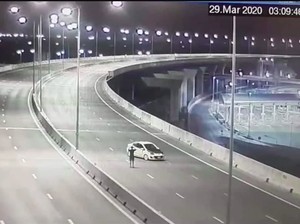 Duh! Jalanan Sepi saat Pandemi Dimanfaatkan buat Sesi Foto Mobil