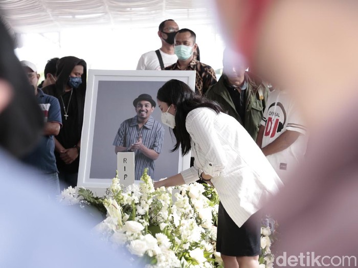 Mutia Ayu di pemakaman Glenn Fredly