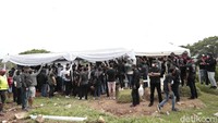 Tenda putih didirikan di liang lahad Glenn Fredly yang sudah dipenuhi pelayat. Foto: Hanif Hawari/detikHOT