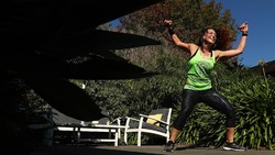 Physical distancing tak menyurutkan semangat untuk berolahraga. Di Melbourne, Julia Basa menjaga tubuhnya tetap bugar dengan senam zumba di halaman rumah.