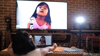 Setiap siswa juga bisa saling interaksi. Berminggu-minggu tidak bertatap muka secara langsung, pembelajaran online cukup mengobati rindu antar teman kelas.