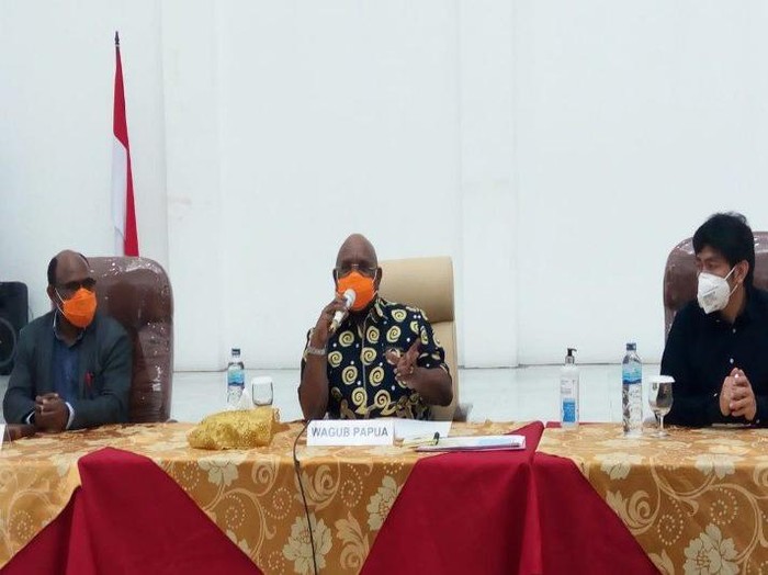 Wagub Papua Klemen Tinal didampingi Ketua DPRP Papua dan Ketua MPR saat rapat forkopimda terkait COVOD-19 dengan meningkatan status mereka jadi tanggap darurat