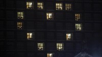 Salah satu hotel menyalakan lampu kamar dan membentuk tanda cinta di Kota Bogor.