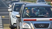 Jalan raya pun mulai dipadati dengan mobil-mobil penduduk. (AFP)