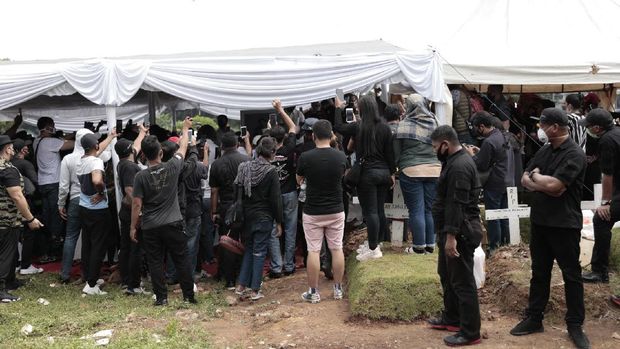 Pemakaman Glenn Fredly di TPU Tanah Kusir